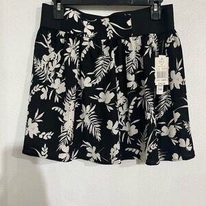 Joe B Black And White, print elastic, weight skirt. NWT. 100% poli Sz L